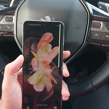 Samsung 10 Aylık Z Flip 4 Arka Kapaklarının Kalkması Ve Bombe Oluşumu