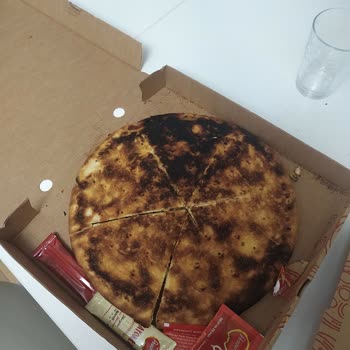 Pasaport Pizza Yanmış Pizza Yenmeyecek Durumda