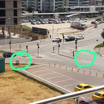 Bursa Büyükşehir Belediyesi Yaya Geçidi Ve Yol Çizgileri Boyaları Silindi