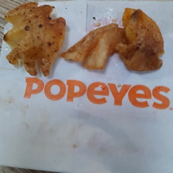 Popeyes Kabuğu Soyulmamış Patates Kızartması Sunumu