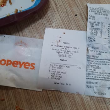 Popeyes Kabuğu Soyulmamış Patates Kızartması Sunumu