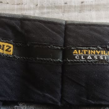 Altınyıldız Pantolonun Bel Kısmındaki Lastiğin Gömleğe Yapışması