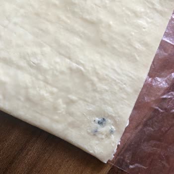 A101'den Alınan Nimet Marka Milföy Hamurunda Siyah Lastik Gibi Bir Madde Bulunması