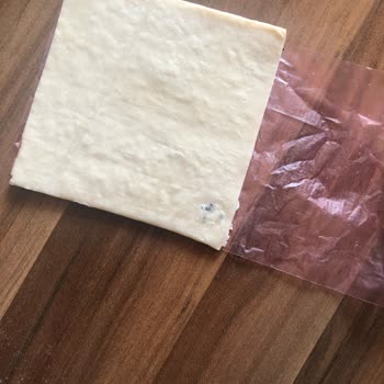 A101'den Alınan Nimet Marka Milföy Hamurunda Siyah Lastik Gibi Bir Madde Bulunması