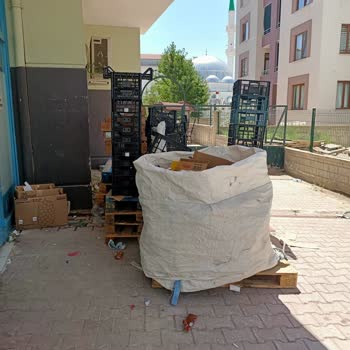 A101 İn Depo Kapısı Önündeki Eşyaların Kaldırılması Ve Temiz Tutulması