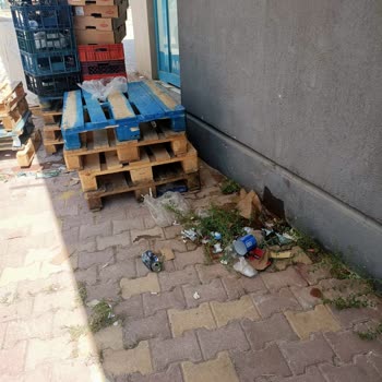 A101 İn Depo Kapısı Önündeki Eşyaların Kaldırılması Ve Temiz Tutulması