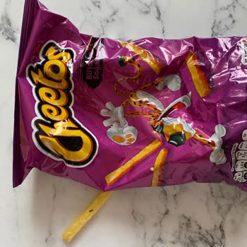 Cheetos Markalı Ürünün İçinden Cipse Yapışık Karınca Çıktı.