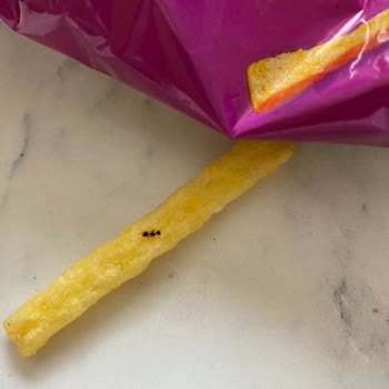 Cheetos Markalı Ürünün İçinden Cipse Yapışık Karınca Çıktı.