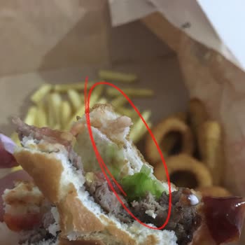 Burger King'teki Köftenin İçimden Kıl Çıktı