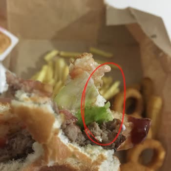 Burger King'teki Köftenin İçimden Kıl Çıktı