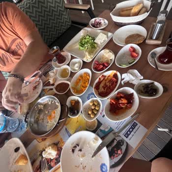 Alaçatı Muhallebicisi İnsanları Menüden Bambaşka Kahvaltı Getirerek Yanıltıyorlar