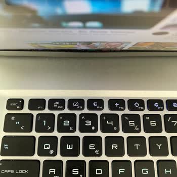 Monster Notebook Sol Alt Menteşe Çıkacak Gibi Oluyor Sağlam Değil