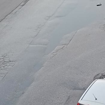 İzmir Büyükşehir Belediyesi Asfalt Altından Temiz Su Dışarı Çıkıyor