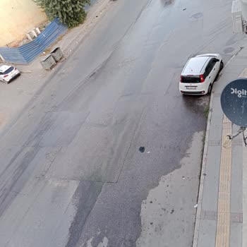 İzmir Büyükşehir Belediyesi Asfalt Altından Temiz Su Dışarı Çıkıyor
