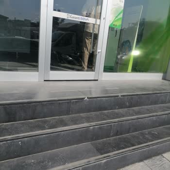 Garanti Bankası Engelli Ve Yaşlı Rampası Düşünseniz Artık!