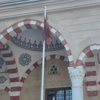 Konya Büyükşehir Belediyesi Cami Önündeki Bayrak Çok Eski