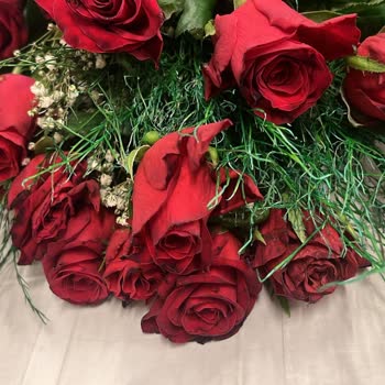 Çiçek Sepeti'nin Solmuş, Çürümüş Gül Buketi Göndermesi