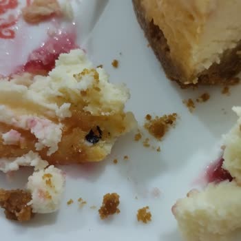 BİM'den Aldığım Cheesecake İçinden Siyah Bir Şey Çıktı