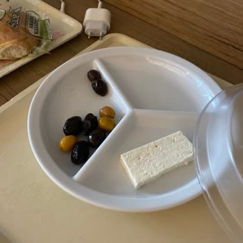 Tekirdağ Dr. İsmail Fehmi Cumalıoğlu Şehir Hastanesi Yemeklerin Ve Yemekhane Personelinin Kötülüğü