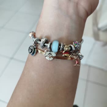 Pandora Mücevher Pandora Charmın Arkasında Durmuyor.