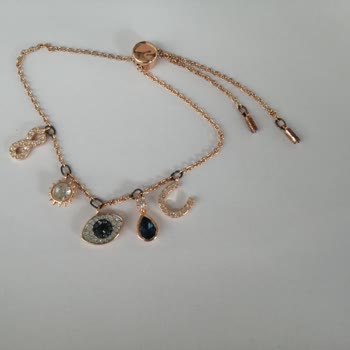 Swarovski Bilekliğin Bağlantı Noktaları Karardı