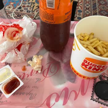 Burger King Hamburgerin İçerisinden Marul Kökü Çıktı