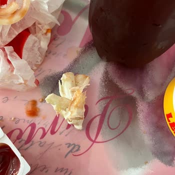Burger King Hamburgerin İçerisinden Marul Kökü Çıktı