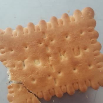 Torku Bisküvinin Üzerinde Siyah Tortular Var