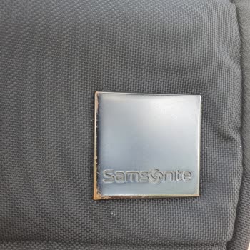 Samsonite El Çantası Metal Logosunda Renk Atması