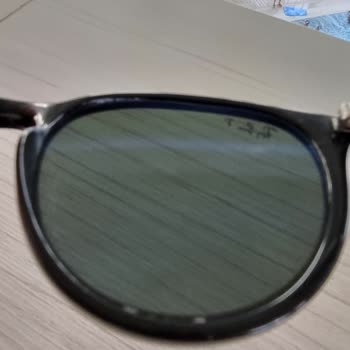 Rayban Güneş Gözlüğündeki Dairesel Lekeler