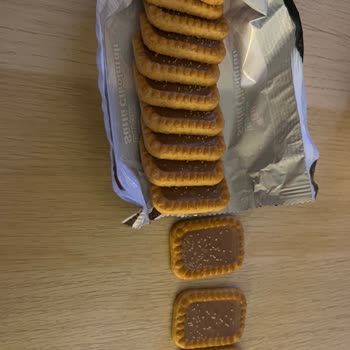 Eti Gıda Eti Burçak Sütlü Çikolatalı Bisküvi Üzerinde Beyaz Mantar Oluşumu