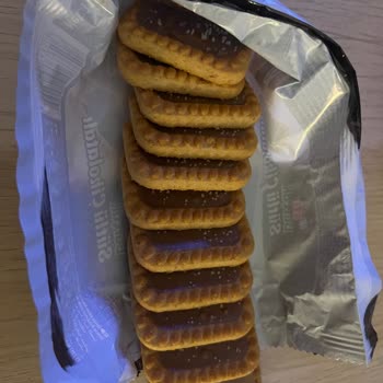 Eti Gıda Eti Burçak Sütlü Çikolatalı Bisküvi Üzerinde Beyaz Mantar Oluşumu