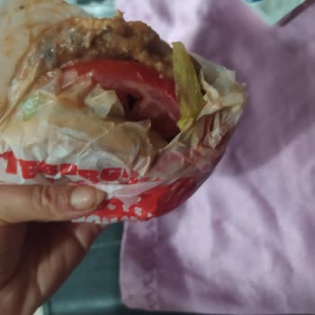 Burger King'den Gelen Islak Hamburger Ve Patatesler