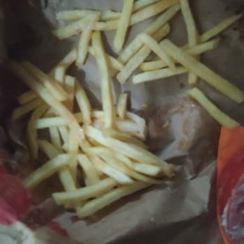 Burger King'den Gelen Islak Hamburger Ve Patatesler