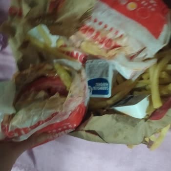 Burger King'den Gelen Islak Hamburger Ve Patatesler