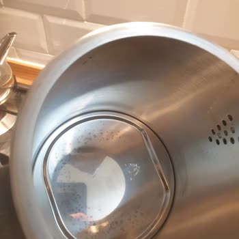 Arzum Çay Makinesinde İlk Kullanımda Çaydanlık Dibinde Lekeler Oluştu