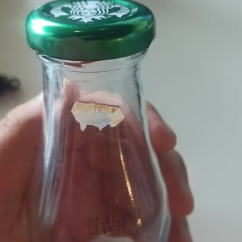 Starbucks Soğuk Kahve Şişesinde Maddeye Rastlanması
