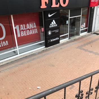 FLO Ayakkabı FLO Mağazasının Havasız Ve Kokulu Ortamı