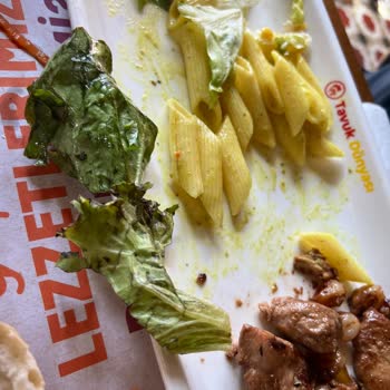 Tavuk Dünyası Kadıköy Boğanın Oradaki Şubesinin Kötü Hizmeti