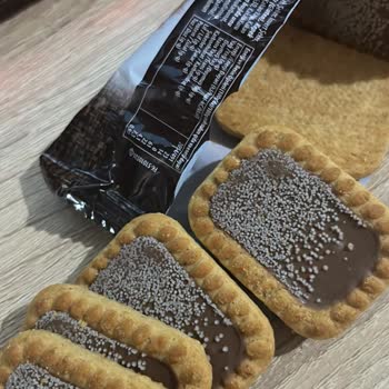 Eti Gıda Eti Burçak Sütlü Çikolatalı Bisküvi Üzerinde Beyaz Noktalar