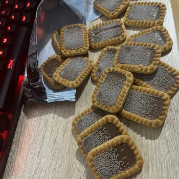 Eti Gıda Eti Burçak Sütlü Çikolatalı Bisküvi Üzerinde Beyaz Noktalar