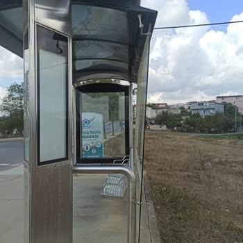 İBB - İstanbul Büyükşehir Belediyesi Otobüs Durağı Yıkılmak Üzere Camlar Tehlike Arz Ediyor