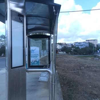 İBB - İstanbul Büyükşehir Belediyesi Otobüs Durağı Yıkılmak Üzere Camlar Tehlike Arz Ediyor