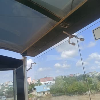 İBB - İstanbul Büyükşehir Belediyesi Otobüs Durağı Yıkılmak Üzere Camlar Tehlike Arz Ediyor