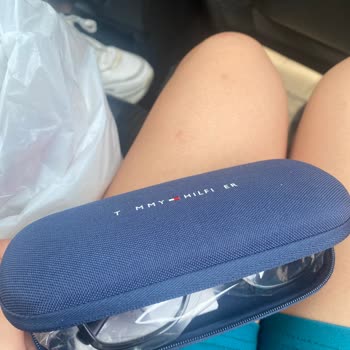 Atasun Optik Tommy Hilfiger Gözlük Kabımdaki Harfler Yok