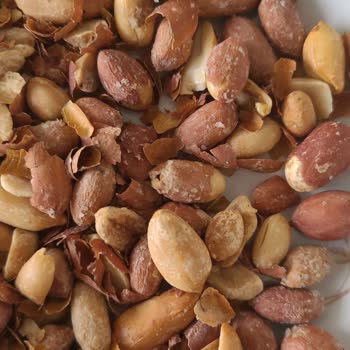 Çerezya Markasının 2013 Üretimli Kuruyemisi Mağazaya Dağıtıma Vermesi