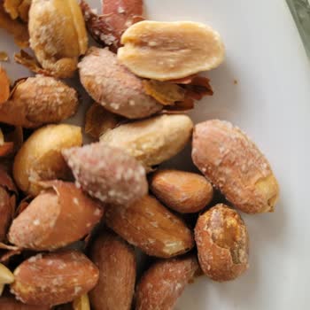 Çerezya Markasının 2013 Üretimli Kuruyemisi Mağazaya Dağıtıma Vermesi