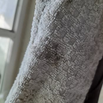 Grundig Makine Kendinden Lekeler Çıkarıyor ve Kıyafetleri Yırtıyor