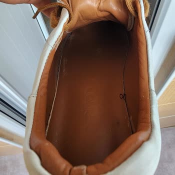 Derimod Ayakkabı İç Kısmı Rengini Çoraba Veriyor.