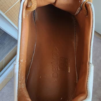 Derimod Ayakkabı İç Kısmı Rengini Çoraba Veriyor.